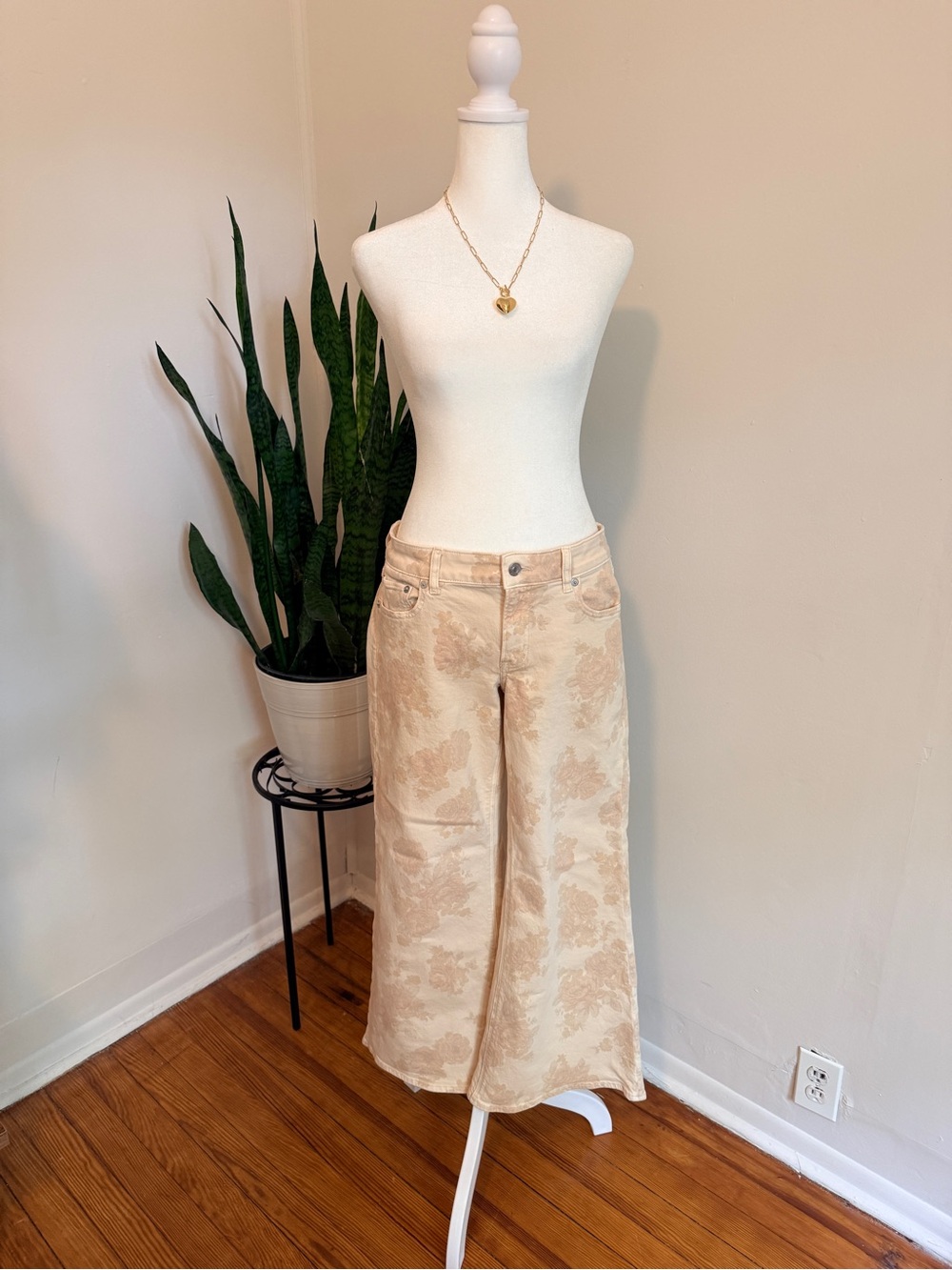 American Eagle | Beige Floral Low-Rise Flare Jeans